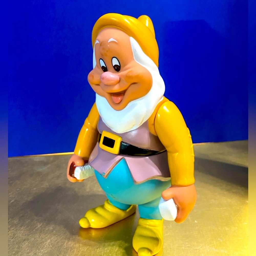 Walt Disney Snow White And The Seven Dwarfs 1992 Happy Dwarf Posable Large 6.5”